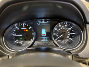 2014 Nissan Qashqai 1.6 Dci Tekna 2WD Euro 5 (s/s) 5dr in White — image 5