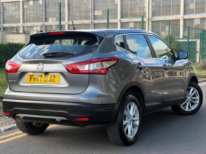 2017 Nissan Qashqai 1.5 Dci Acenta 2WD Euro 6 (s/s) 5dr in Grey — image 4