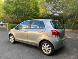 2010 Toyota Yaris 1.33 Dual Vvt-I Tr Euro 4 (s/s) 5dr in Silver — image 4