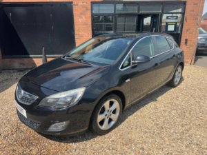 2011 Vauxhall Astra 1.6 16v Sri Euro 5 5dr in Black — image 2