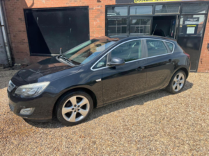 2011 Vauxhall Astra 1.6 16v Sri Euro 5 5dr in Black — image 3