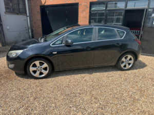 2011 Vauxhall Astra 1.6 16v Sri Euro 5 5dr in Black — image 4