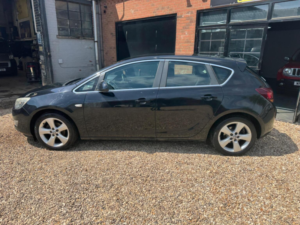 2011 Vauxhall Astra 1.6 16v Sri Euro 5 5dr in Black — image 5