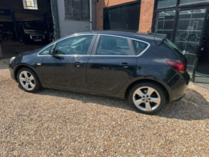 2011 Vauxhall Astra 1.6 16v Sri Euro 5 5dr in Black — image 6