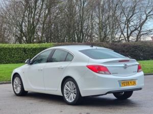 2010 Vauxhall Insignia 2.0 Cdti Exclusiv Nav Euro 5 5dr in White — image 4