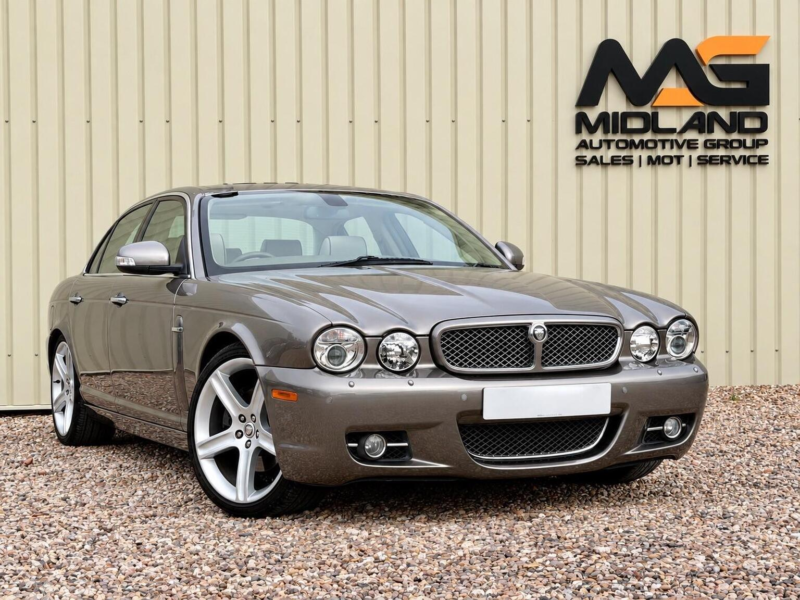 2009 Jaguar Xj 3.0 V6 Sovereign 4dr in Grey — image 1