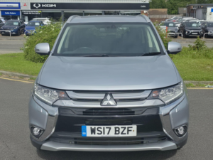 2017 Mitsubishi Outlander 2.2 Di-D 4 Auto 4WD Euro 6 5dr in Silver — image 3