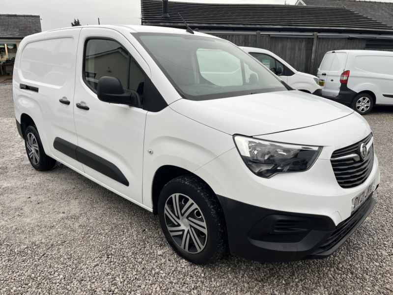 2021 Vauxhall Combo 1.5 Turbo D 2300 Dynamic in White — image 1