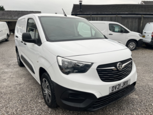 2021 Vauxhall Combo 1.5 Turbo D 2300 Dynamic in White — image 2