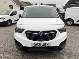 2021 Vauxhall Combo 1.5 Turbo D 2300 Dynamic in White — image 4