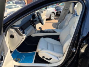 2020 Volvo V60 Cross Country 2.0 D4 Auto AWD Euro 6 (s/s) 5dr in Black — image 4