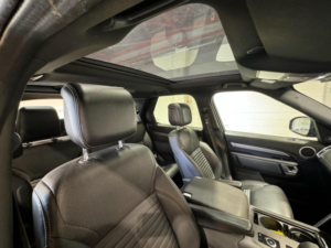 2023 Land Rover Discovery 3.0 D300 Mhev R-Dynamic Se Auto 4WD Euro 6 (s/s) 5dr in Black — image 4