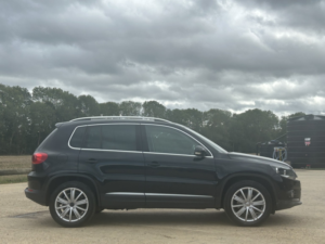 2016 Volkswagen Tiguan 2.0 Tdi Bluemotion Tech Match Edition in Black — image 3