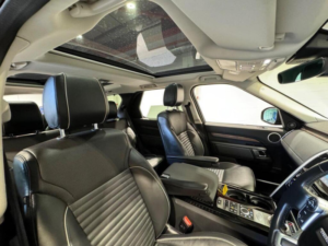 2019 Land Rover Discovery 2.0 Sd4 Hse Auto 4WD Euro 6 (s/s) 5dr in Black — image 4