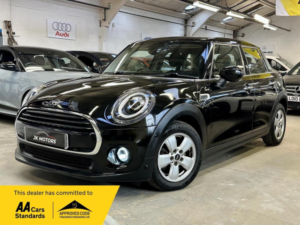 2019 MINI Hatch 1.5 Cooper Classic Steptronic Euro 6 (s/s) 5dr in Black — image 2