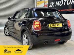 2019 MINI Hatch 1.5 Cooper Classic Steptronic Euro 6 (s/s) 5dr in Black — image 3