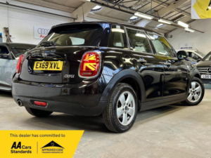 2019 MINI Hatch 1.5 Cooper Classic Steptronic Euro 6 (s/s) 5dr in Black — image 4