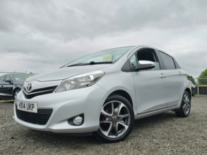 2014 Toyota Yaris 1.33 Dual Vvt-I Trend Hatchback 5dr Petrol Manual Euro 5 (99 Ps) in Silver — image 2