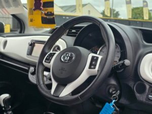 2014 Toyota Yaris 1.33 Dual Vvt-I Trend Hatchback 5dr Petrol Manual Euro 5 (99 Ps) in Silver — image 3
