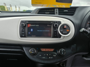 2014 Toyota Yaris 1.33 Dual Vvt-I Trend Hatchback 5dr Petrol Manual Euro 5 (99 Ps) in Silver — image 4