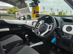 2014 Toyota Yaris 1.33 Dual Vvt-I Trend Hatchback 5dr Petrol Manual Euro 5 (99 Ps) in Silver — image 6