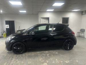 2017 Peugeot 208 1.2 Puretech Black Edition in Black — image 5