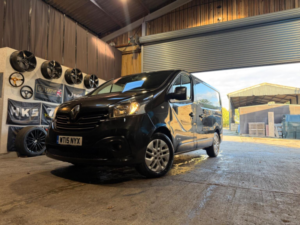 2015 Renault Trafic 1.6 Dci 27 Sport Swb Standard Roof Euro 5 5dr in Black — image 2