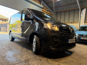2015 Renault Trafic 1.6 Dci 27 Sport Swb Standard Roof Euro 5 5dr in Black — image 3