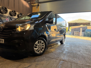 2015 Renault Trafic 1.6 Dci 27 Sport Swb Standard Roof Euro 5 5dr in Black — image 4