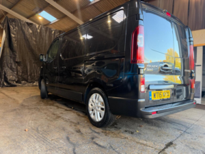 2015 Renault Trafic 1.6 Dci 27 Sport Swb Standard Roof Euro 5 5dr in Black — image 5