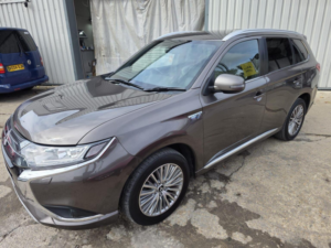 2020 Mitsubishi Outlander 2.4h Twinmotor 13.8kwh Dynamic CVT 4WD Euro 6 (s/s) 5dr in Brown — image 2