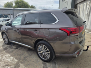 2020 Mitsubishi Outlander 2.4h Twinmotor 13.8kwh Dynamic CVT 4WD Euro 6 (s/s) 5dr in Brown — image 3