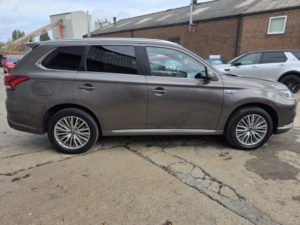 2020 Mitsubishi Outlander 2.4h Twinmotor 13.8kwh Dynamic CVT 4WD Euro 6 (s/s) 5dr in Brown — image 4