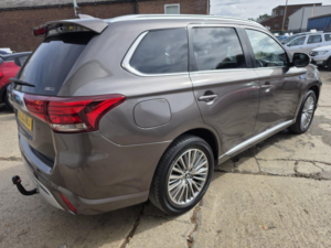 2020 Mitsubishi Outlander 2.4h Twinmotor 13.8kwh Dynamic CVT 4WD Euro 6 (s/s) 5dr in Brown — image 5