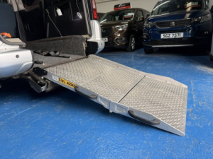 2019 Citroen Berlingo 1.6 Bluehdi Feel in Silver — image 4