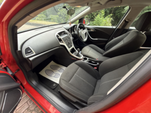 2012 Vauxhall Astra 1.6 16v Sri Vx Line in Red — image 4