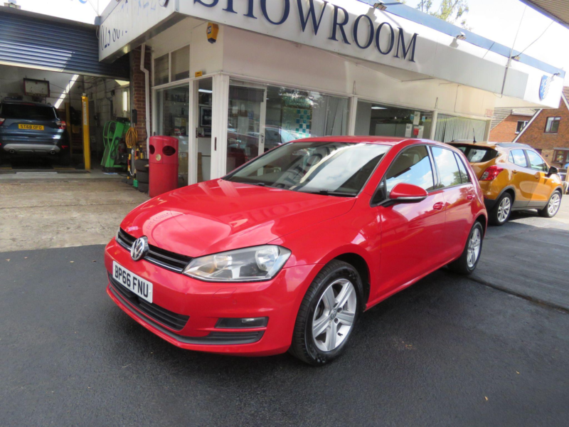 2016 Volkswagen Golf 1.6 Tdi Bluemotion Tech Match Edition Euro 6 (s/s) 5dr in Red — image 1