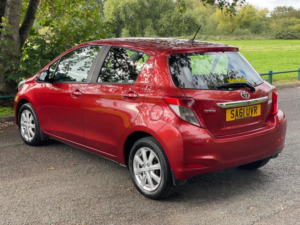 2011 Toyota Yaris 1.33 Dual Vvt-I Tr Euro 5 5dr in Red — image 4