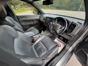2019 Mitsubishi Outlander 2.4 PHEV 4h 5dr Auto, Hybrid, Grey + Great Value in Grey — image 4