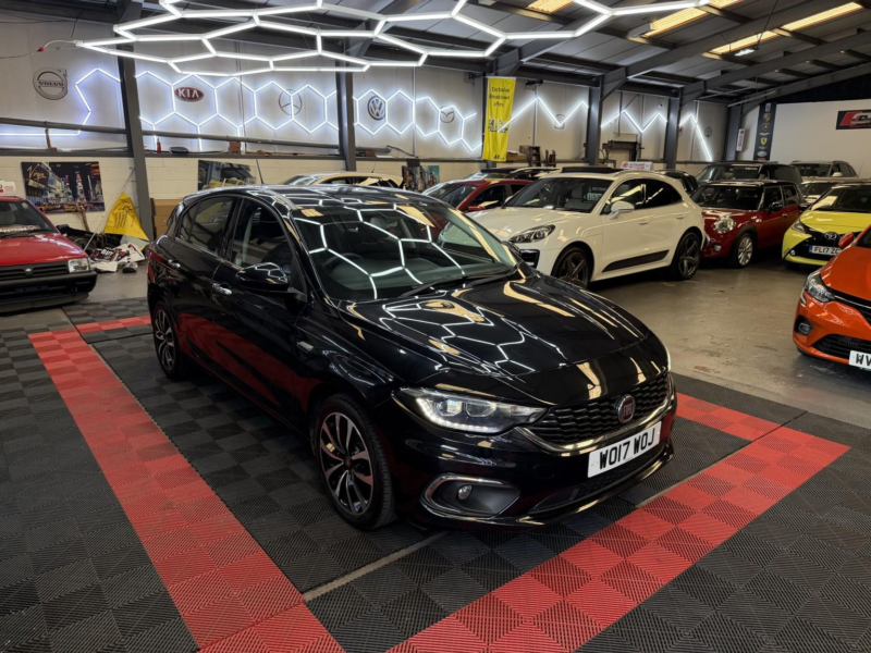 2017 Fiat Tipo 1.4 Tipo Hatchback 1.4 95hp Lounge in Black — image 1