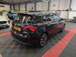 2017 Fiat Tipo 1.4 Tipo Hatchback 1.4 95hp Lounge in Black — image 4