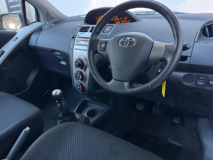 2010 Toyota Yaris 1.33 Dual Vvt-I Tr Euro 4 (s/s) 5dr in Silver — image 4