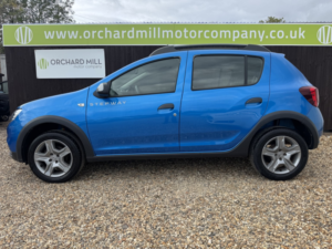 2017 Dacia Sandero Stepway 0.9 Stepway Laureate Tce 90 in Blue — image 3