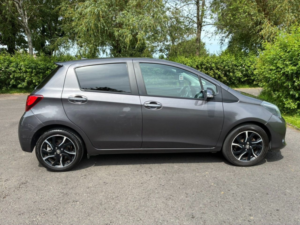 2015 Toyota Yaris 1.33 Dual Vvt-I Sport Hatchback 5dr Petrol Manual Euro 5 Euro 5 (99 Ps) in Grey — image 2