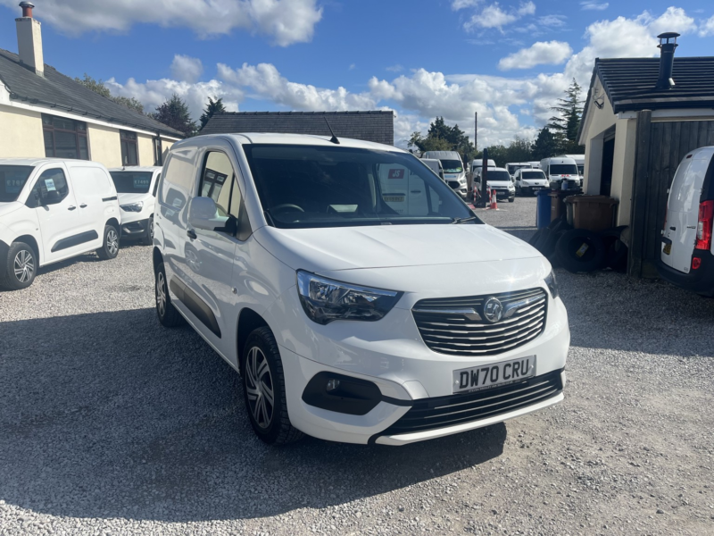 2021 Vauxhall Combo 1.5 Turbo D 2300 Sportive in White — image 1