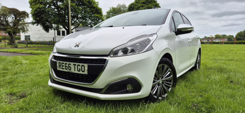 2016 Peugeot 208 1.2 Puretech Allure in White — image 1