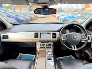 2014 Jaguar Xf 2.2d Luxury Auto Euro 5 (s/s) 4dr in White — image 2