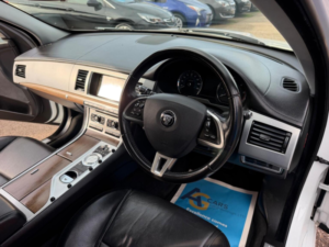 2014 Jaguar Xf 2.2d Luxury Auto Euro 5 (s/s) 4dr in White — image 3