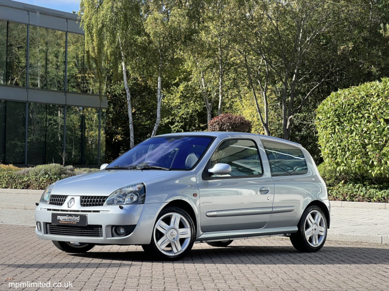 2001 Renault Clio 2.0 16v Renaultsport in Silver — image 1