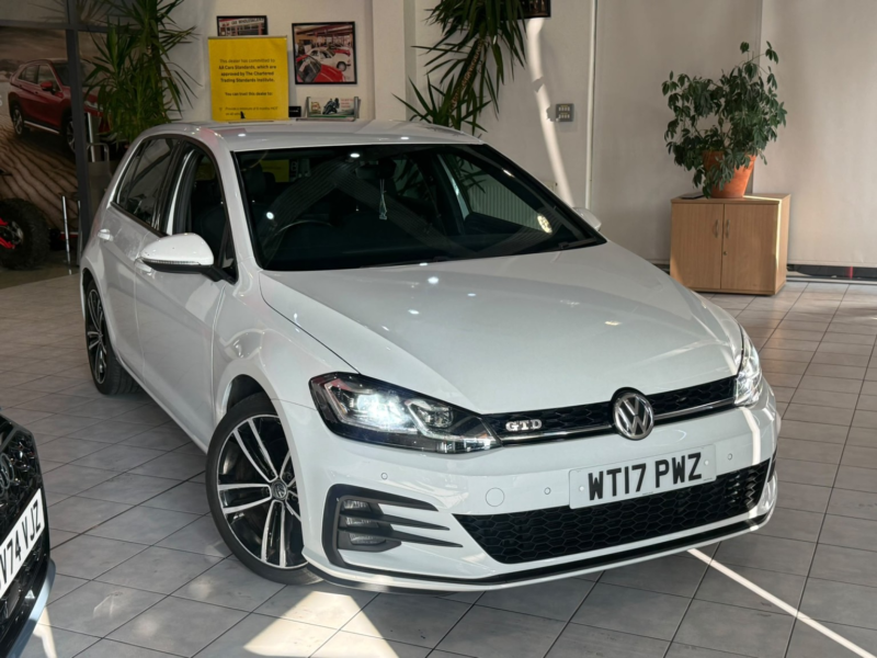 2017 Volkswagen Golf 2.0 Tdi Bluemotion Tech Gtd in White — image 1